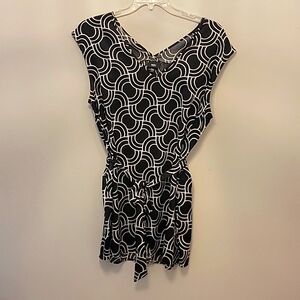 Massimo XXL sleeveless v-neck long dressy blouse with belt. Black and white patt